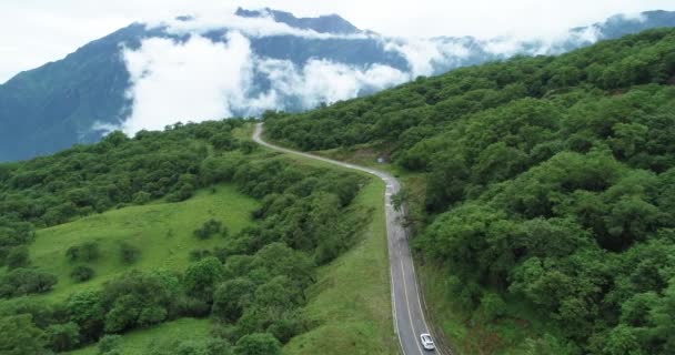 Conducción de coches en la carretera sinuosa en el paisaje de montaña — Vídeos de Stock