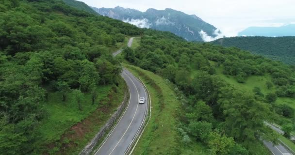 Carro dirigindo na estrada sinuosa na paisagem da montanha — Vídeo de Stock