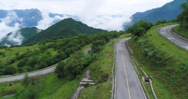 Carretera sinuosa en el paisaje montañoso — Vídeo de stock