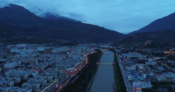 Pequeña ciudad en la montaña por la noche — Vídeo de stock