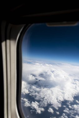Güzel bulutlar uçak penceresinden görüntülemek
