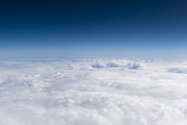 Mavi gökyüzü ve beyaz bulutlar uçak, hava fotoğrafçılığı penceresinden