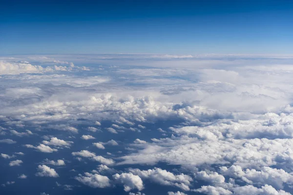 Hermosa Vista Desde Ventana Del Avión Cielo Azul —  Fotos de Stock