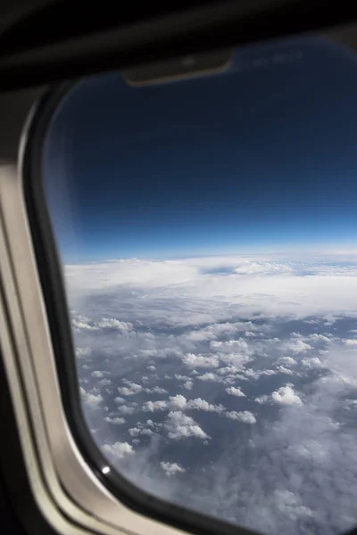 Hermosa Vista Desde Ventana Del Avión Cielo Azul — Foto de Stock