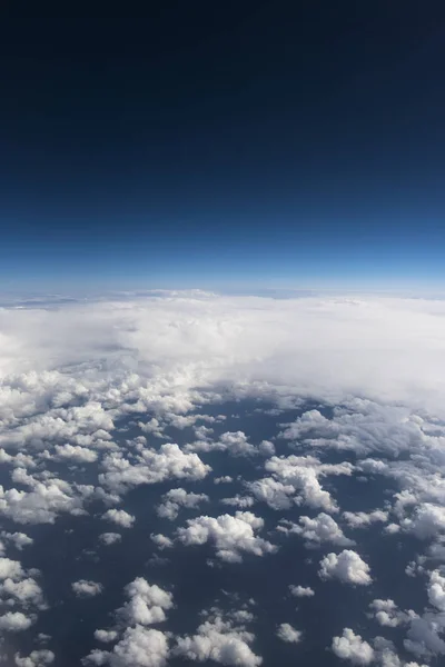 Όμορφη Θέα Από Παράθυρο Του Αεροπλάνου Στο Μπλε Του Ουρανού — Φωτογραφία Αρχείου