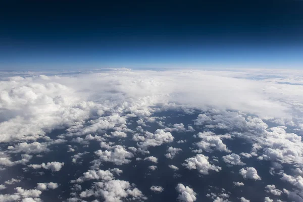 Hermosa Vista Desde Ventana Del Avión Cielo Azul —  Fotos de Stock