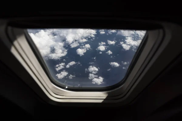 Hermosa Vista Nubes Desde Ventana Del Avión —  Fotos de Stock