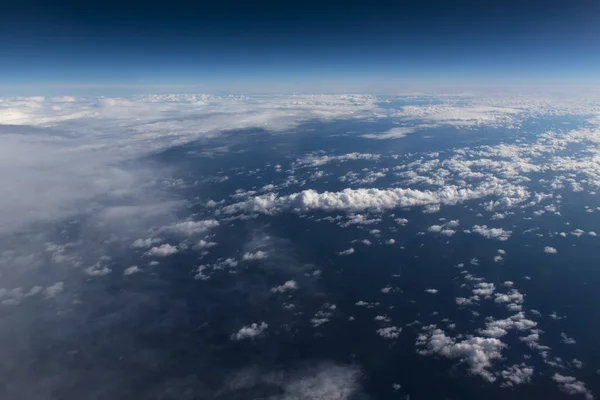 Mavi Gökyüzü Beyaz Bulutlar Uçak Hava Fotoğrafçılığı Penceresinden — Stok fotoğraf