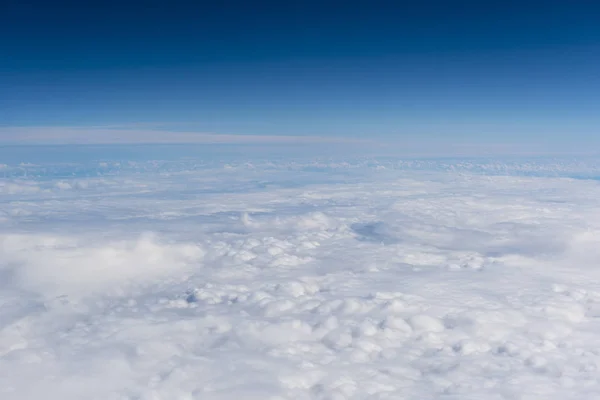 Cielo Azul Nubes Blancas Ventana Del Avión Fotografía Aérea —  Fotos de Stock