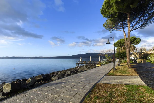 布拉恰诺湖， 特雷维尼亚诺罗马诺 （意大利） - 日出景观 图库图片