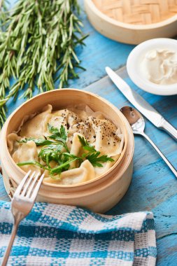 pot ve rustik ekşi krema ahşap masa, kahvaltı kavramı üzerinde ev yapımı köfte