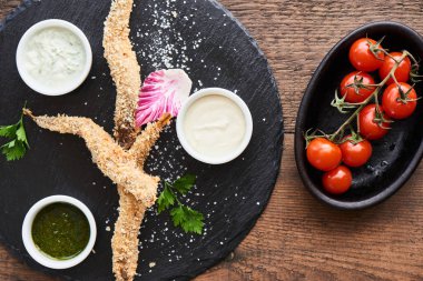 sarımsak ve tzatziki sos ve domates taş gemide pane balıkla