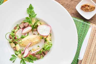 okroshka ahşap masa, beyaz tabakta sığır ile yakın çekim 