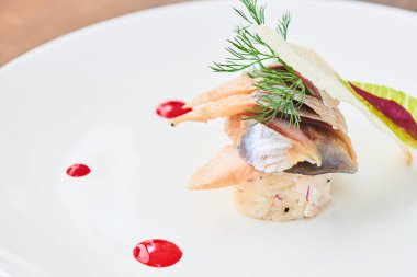 Ringa beyaz tabakta patates ile yakın çekim 