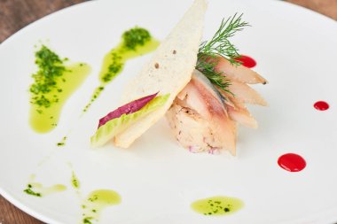 Ringa beyaz tabakta patates ile yakın çekim 