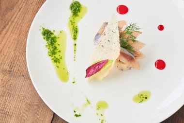 Ringa beyaz tabakta patates ile yakın çekim 