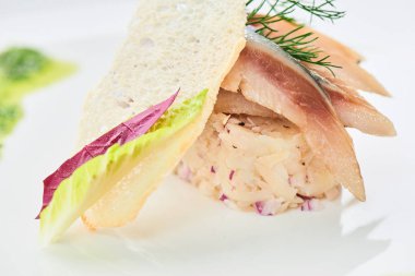 Ringa beyaz tabakta patates ile yakın çekim 