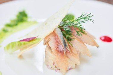 Ringa beyaz tabakta patates ile yakın çekim 