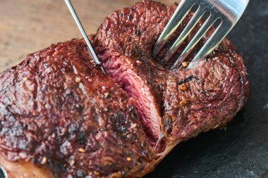 Çatal bıçak takımı kesme mermer taş masa, sığır yakın çekim 