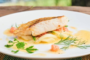 Pike levrek fileto pırasa ve beurre beyaz tabak içinde servis blanc ile yakın çekim