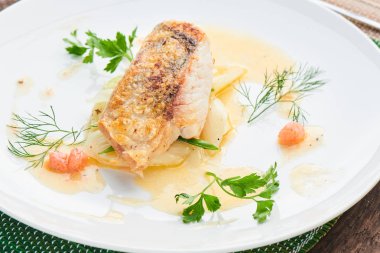 Pike levrek fileto pırasa ve beurre beyaz tabak içinde servis blanc ile yakın çekim