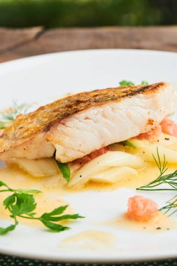 Pike levrek fileto pırasa ve beurre beyaz tabak içinde servis blanc ile yakın çekim