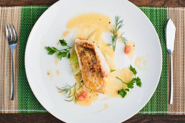 Pike levrek fileto pırasa ve beurre beyaz tabak içinde servis blanc ile yakın çekim