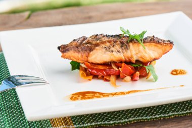 ızgara somon ve beyaz tabakta sebze yakın çekim