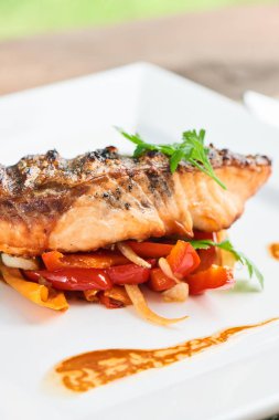 ızgara somon ve beyaz tabakta sebze yakın çekim