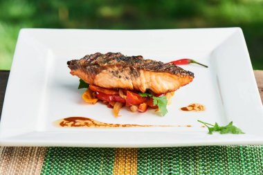 ızgara somon ve beyaz tabakta sebze yakın çekim