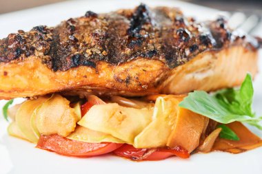 ızgara somon ve beyaz tabakta sebze yakın çekim