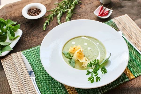 Suppe Mit Zucchini Weißem Teller Auf Holztisch — Stockfoto