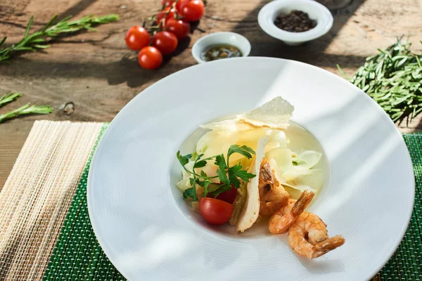 Salada Caesar Com Camarão Servido Prato Branco Close — Fotografia de Stock