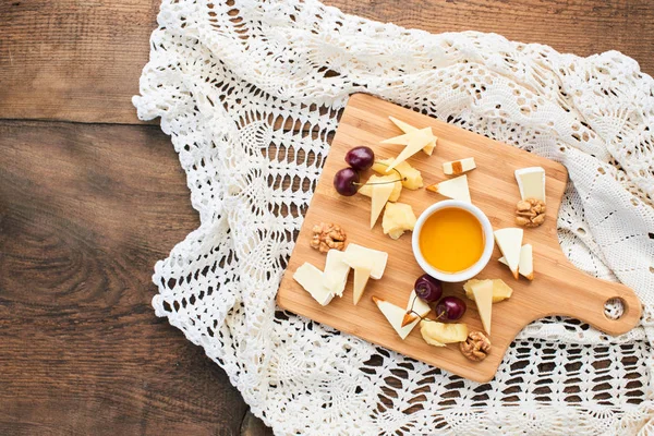 Parmezán Mozzarella Camembert Sajtok Szett Csésze Olívaolaj Cseresznye Táblán — Stock Fotó