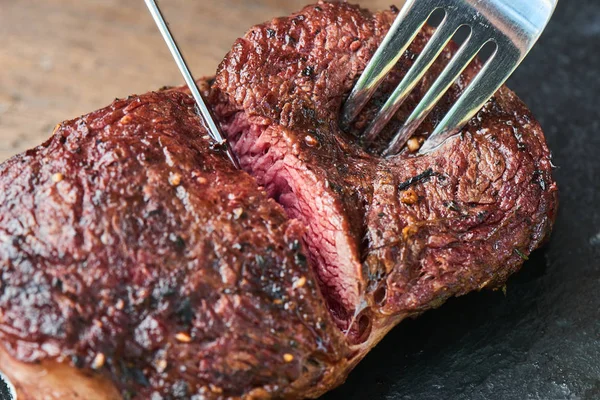 Çatal bıçak takımı kesme mermer taş masa, sığır yakın çekim 