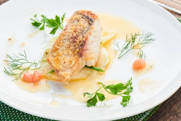 Pike levrek fileto pırasa ve beurre beyaz tabak içinde servis blanc ile yakın çekim