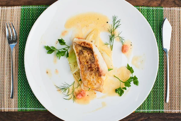 Pike levrek fileto pırasa ve beurre beyaz tabak içinde servis blanc ile yakın çekim