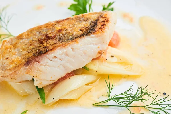 Pike levrek fileto pırasa ve beurre beyaz tabak içinde servis blanc ile yakın çekim