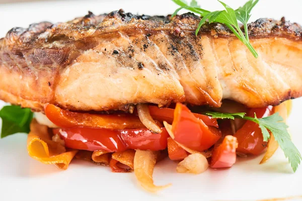 ızgara somon ve beyaz tabakta sebze yakın çekim