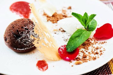 Tatlı çikolata tatlı ve dondurma beyaz tabakta çilek tepesi ile yakın çekim