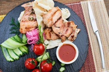 Kızarmış domuz pastırması ve cacık ile kabak hizmet üzerinde taş masa, yakın çekim sos