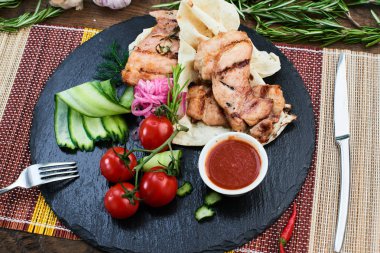 Kızarmış domuz pastırması ve cacık ile kabak hizmet üzerinde taş masa, yakın çekim sos