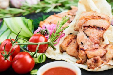 Kızarmış domuz pastırması ve cacık ile kabak hizmet üzerinde taş masa, yakın çekim sos