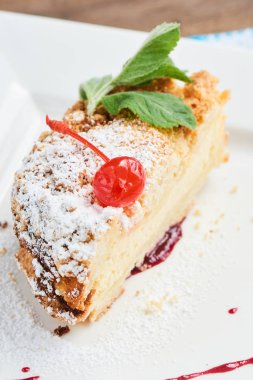 tatlı kek elma ve kiraz tepesi ile beyaz, tatlı kahvaltı kavramı tabakta  