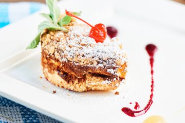 tatlı kek elma ve kiraz tepesi ile beyaz, tatlı kahvaltı kavramı tabakta  