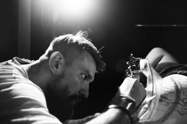 esmer dövmeci dövme makinesi tutarak ve istemciye, dövme yapma yakın çekim