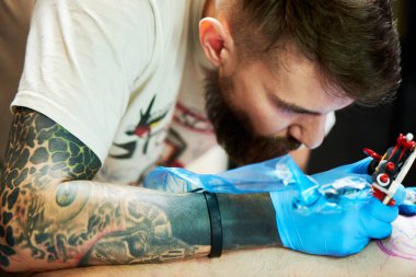 Genç esmer adam dövme ana istemci tarafından dövme Dövme yapma makine, yakın çekim