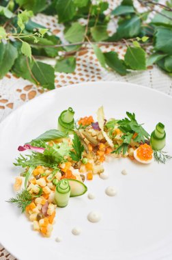 Beyaz plaka üzerinde hizmet veren geleneksel olivier salata yakın çekim