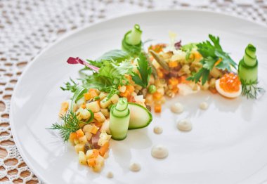 Beyaz plaka üzerinde hizmet veren geleneksel olivier salata yakın çekim