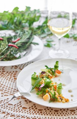 Beyaz tabak ve bardak beyaz şarap tablo, hizmet veren geleneksel olivier salata yakın çekim